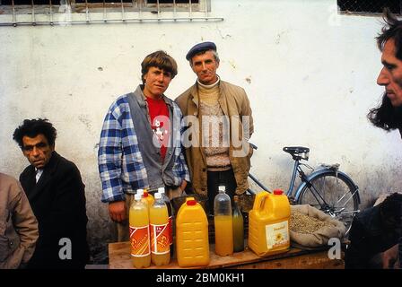 Albanien, Tirana 1993. Orangeade Verkäufer. Stockfoto