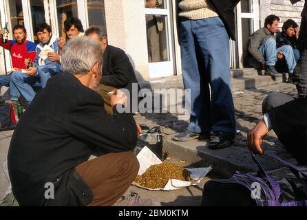 Albanien,Tirana 1993.Tabakverkäufer. Stockfoto