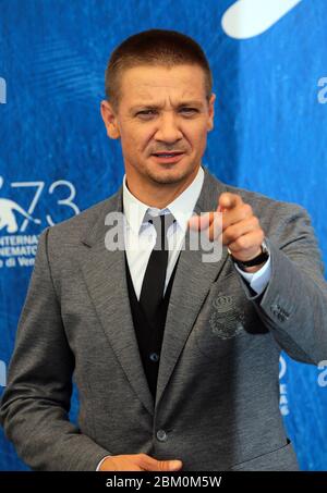 Venedig, Italien. 01. September 2016. Schauspieler Jeremy Renner nimmt an einer Fotoschau für 'Arrival' während des 73. Filmfestivals in Venedig 2016 Teil Stockfoto