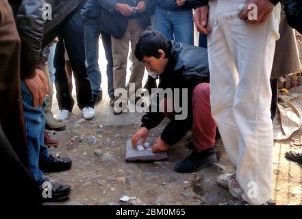 Albanien, Tirana 1993. Glücksspiel auf einer Straße in Tirana. Stockfoto