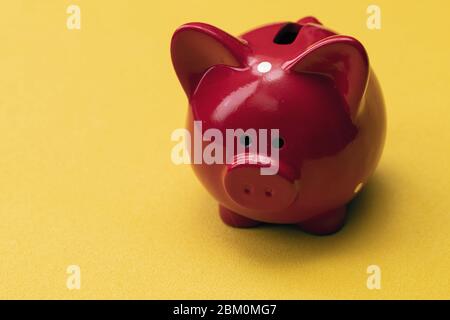 Rosa Sparschwein auf farbigen Hintergrund. Geldeinsparungen Stockfoto
