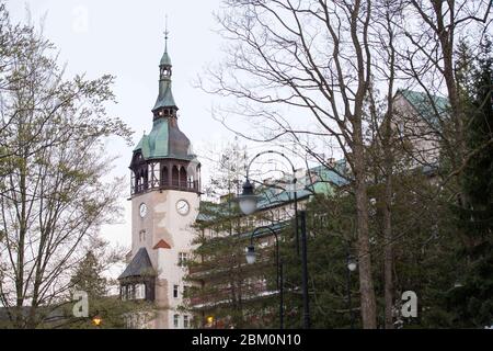 26. April 2020, Swieradow Zdroj, Polen: Blick auf das Kurhaus von Radon Mineralwasser inmitten der Coronavirus-Krise Swieradow Zdroj ist ein Kurort in der Woiwodschaft Niederschlesien im Südwesten Polens. Außergewöhnliche Eigenschaften von Swieradow Quellen wurden bereits im 16. Jahrhundert vermutet. 1572 schreibt Leonard Thurneysser zum ersten Mal über die außergewöhnliche Entdeckung der wunderbaren Eigenschaften des lokalen Wassers. Das Kurhaus, das 1899 erbaut wurde, bietet Mineralwasser, Radon und Schlammbad Behandlungen von Rheuma und anderen erwachsenen Krankheiten. . aufgrund von Coronavirus Einschränkungen auf Bewegung, Hotels, Badmi Stockfoto