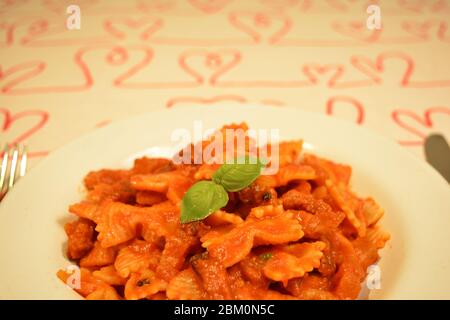 Köstliche Nahaufnahme eines leckeren Teller Pasta all'Amatriciana. Italienische gastronomische Spezialität aus Fliege Nudeln, Speck, Schweinefleisch Wange, Tomatensauce Stockfoto