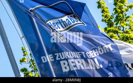 Berlin, Deutschland. Mai 2020. Flagge mit Hertha-Logo winkt auf dem Trainingsgelände von Hertha BSC aufgrund der Maßnahmen zur Eindämmung des Corona-Virus findet das Training des Bundesligafußballvereins Hertha BSC weiterhin in der Kamera statt. Quelle: Andreas Gora/dpa/Alamy Live News Stockfoto