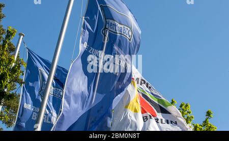 Berlin, Deutschland. Mai 2020. Flagge mit Hertha-Logo winkt auf dem Trainingsgelände von Hertha BSC aufgrund der Maßnahmen zur Eindämmung des Corona-Virus findet das Training des Bundesligafußballvereins Hertha BSC weiterhin in der Kamera statt. Quelle: Andreas Gora/dpa/Alamy Live News Stockfoto