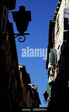Altmodische Straßenlampe in einer alten Stadt Stockfoto