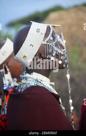 Maasai Frauen in voller traditioneller Party-Outfit, tragen Maasai Schmuck. Maasai ist eine ethnische Gruppe von halbnomadischen Menschen, die in Tansania fotografiert wurden Stockfoto