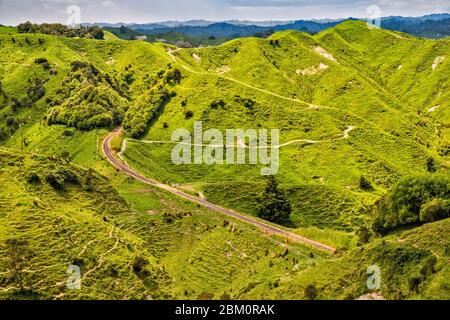 Blick vom Tahora Sattel, alte Eisenbahnschienen, Forgotten World Highway (SH43), Manawatu-Wanganui Region, Nordinsel, Neuseeland Stockfoto