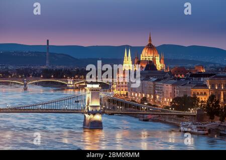 Ungarn Budapest. Erstaunliches Foto über die Kettenbrücke und Donau mit Margaretenbrücke und Kuppel des ungarischen parlaments historischen Gebäude in Stockfoto