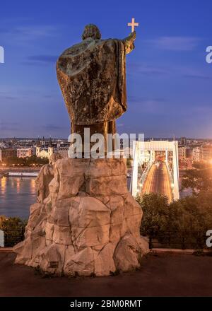 Ungarn Budapest. Bischof-Denkmal von Saint Gellert. Erzsebet Brücke auf dem Backjground. Diese Statue hat auf der Gellert-Hügelseite. Fantastisches Panorama vi Stockfoto