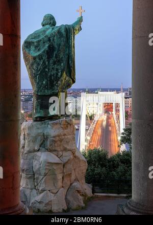 Ungarn Budapest. Bischof-Denkmal von Saint Gellert. Erzsebet Brücke auf dem Backjground. Diese Statue hat auf der Gellert-Hügelseite. Fantastisches Panorama vi Stockfoto