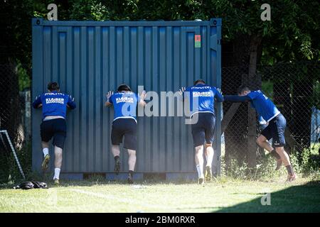 Container-Training: Lukas Grozurek (KSC), Marco Thiede (KSC), Philipp Hofmann (KSC) und Marc Lorenz (KSC) während des Warm-up-Trainings auf einem Container. GES / Fußball / 2. Bundesliga: Training des Karlsruher SC während der Corona-Krise, 6. Mai 2020 Fußball: 2. Liga: Training des Karlsruher SC während der Corona-Krise, 06. Mai 2020 Stockfoto