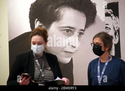 06. Mai 2020, Berlin: Menschen mit Schutzmasken gehen während der Presseführung zur Ausstellung "Hannah Arendt und das 20. Jahrhundert" im Deutschen Historischen Museum durch die Ausstellungsräume. Die Eröffnung der Ausstellung ist für den 11.05 geplant. 2020. Foto: Wolfgang Kumm/dpa Stockfoto