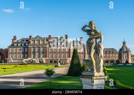 Statue vor dem Schloss Nordkirchen, Nordkirchen, Münsterland, Nordrhein-Westfalen, Deutschland, Europa vor dem Schloss Nordkirchen Stockfoto