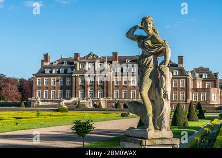 Statue vor dem Schloss Nordkirchen, Nordkirchen, Münsterland, Nordrhein-Westfalen, Deutschland, Europa vor dem Schloss Nordkirchen Stockfoto