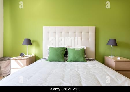 Modernes Schlafzimmer in Weiß- und Grüntönen. Europäisches Hoteldesign und Interieur. Stockfoto