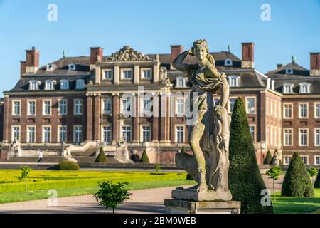 Statue vor dem Schloss Nordkirchen, Nordkirchen, Münsterland, Nordrhein-Westfalen, Deutschland, Europa vor dem Schloss Nordkirchen Stockfoto