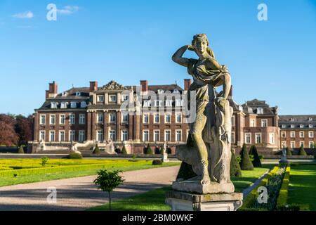 Statue vor dem Schloss Nordkirchen, Nordkirchen, Münsterland, Nordrhein-Westfalen, Deutschland, Europa vor dem Schloss Nordkirchen Stockfoto