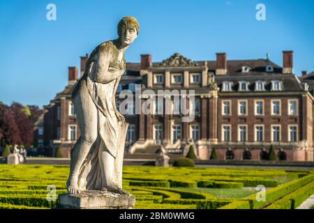 Statue vor dem Schloss Nordkirchen, Nordkirchen, Münsterland, Nordrhein-Westfalen, Deutschland, Europa vor dem Schloss Nordkirchen Stockfoto