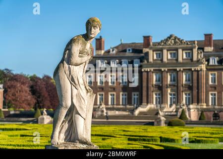 Statue vor dem Schloss Nordkirchen, Nordkirchen, Münsterland, Nordrhein-Westfalen, Deutschland, Europa vor dem Schloss Nordkirchen Stockfoto