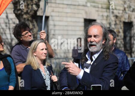 John Waters (rechts) und Gemma O'Doherty kommen vor dem High Court in Dublin an, wo sie versuchen, verschiedene kürzlich verabschiedete Gesetze einzuführen, die aufgrund der Pandemie Covid-19 von einem Richter niedergeschlagen wurden. Stockfoto