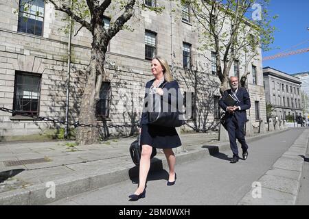 John Waters (rechts) und Gemma O'Doherty kommen vor dem High Court in Dublin an, wo sie versuchen, verschiedene kürzlich verabschiedete Gesetze einzuführen, die aufgrund der Pandemie Covid-19 von einem Richter niedergeschlagen wurden. Stockfoto