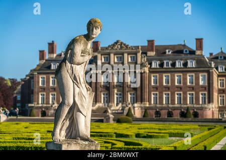 Statue vor dem Schloss Nordkirchen, Nordkirchen, Münsterland, Nordrhein-Westfalen, Deutschland, Europa vor dem Schloss Nordkirchen Stockfoto