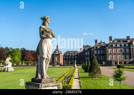 Statue vor dem Schloss Nordkirchen, Nordkirchen, Münsterland, Nordrhein-Westfalen, Deutschland, Europa vor dem Schloss Nordkirchen Stockfoto