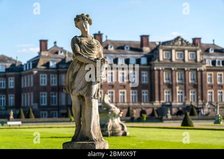 Statue vor dem Schloss Nordkirchen, Nordkirchen, Münsterland, Nordrhein-Westfalen, Deutschland, Europa vor dem Schloss Nordkirchen Stockfoto