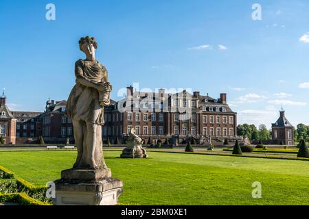 Statue vor dem Schloss Nordkirchen, Nordkirchen, Münsterland, Nordrhein-Westfalen, Deutschland, Europa vor dem Schloss Nordkirchen Stockfoto