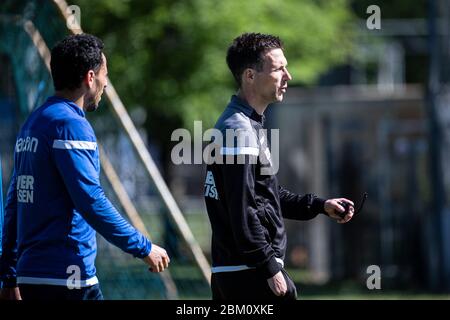 Trainer Christian Eichner (KSC) spricht mit Aenis Ben-Hatira (KSC). GES / Fußball / 2. Bundesliga: Training des Karlsruher SC während der Corona-Krise, 6. Mai 2020 Fußball: 2. Liga: Training des Karlsruher SC während der Corona-Krise, 06. Mai 2020 Stockfoto