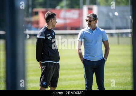 Trainer Christian Eichner (KSC) / r. spricht mit Sportdirektor Oliver Kreuzer (KSC). GES / Fußball / 2. Bundesliga: Training des Karlsruher SC während der Corona-Krise, 6. Mai 2020 Fußball: 2. Liga: Training des Karlsruher SC während der Corona-Krise, 06. Mai 2020 Stockfoto