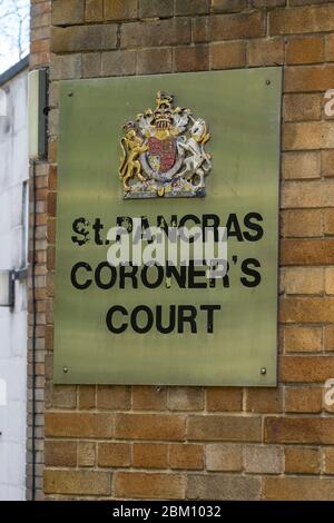 Schild vor dem St Pancras Coroner's Court, nahe Kings Cross, im Londoner Borough of Camden, London, England Stockfoto