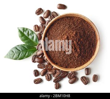 Schüssel mit gemahlenem Kaffee und Bohnen isoliert auf weißem Hintergrund, Draufsicht Stockfoto
