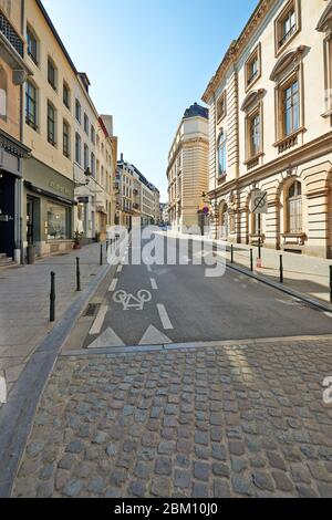 Brüssel, Belgien - 26. April 2020:die Namur-Straße in Brüssel ohne Menschen während der Haftzeit. Stockfoto