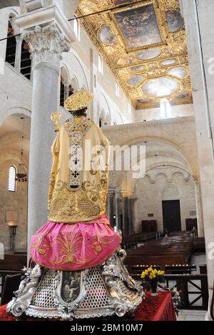 Bari. Coronavirus Notfall, das Fest des Schutzpatrons St. Nikolaus abgesagt. Basilika verlassen am Tag des großen Festes, das viele Gläubige und Besucher nach Bari zieht (saverio de giglio/Fotograf, Bari - 2020-05-06) p.s. la foto e' utilizabile nel rispetto del contesto in cui e' stata scattata, e senza intento diffamatorio del decoro delle persone rappentate Stockfoto