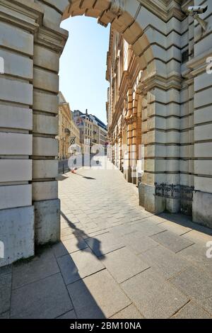 Brüssel, Belgien - 26. April 2020:die Namur-Straße in Brüssel ohne Menschen während der Haftzeit. Stockfoto