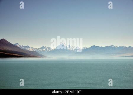 Blick auf den Mount Cook durch den Dunst vom Ufer des Pukaki-Sees. Stockfoto