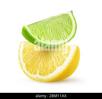 Isolierte Zitrusfrüchte. Stücke von Limette und Zitrone übereinander isoliert auf weißem Hintergrund Stockfoto