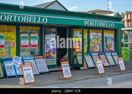 Italienischer grüner Zeitungskiosk mit Bannern auf der Titelseite über Coronavirus. Nachrichten über die Pandemie von COVID-19, Angst, Stress, decken alle Zeitungen und Zeitschriften Stockfoto