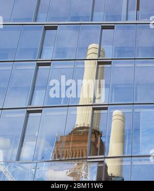 Detail der Verglasung mit reflektierter Sicht auf die Schornsteine des Battersea Power Station. Circus West Village - Battersea Power Station, London, Vereinigtes Königreich. Bogen Stockfoto