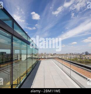 Blick vom gepflasterten Dachgarten. Circus West Village - Battersea Power Station, London, Vereinigtes Königreich. Architekt: Simpsonhaugh, 2018. Stockfoto