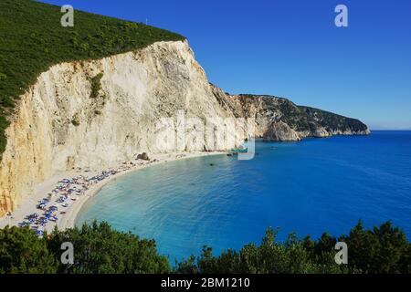 Panorama des Strandes von Porto Katsiki, Lefkada (Lefkas), Griechenland. Es ist einer der besten und schönsten Strände im Mittelmeer und Europa Stockfoto