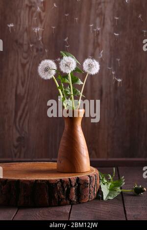 Bouquet von wilden Löwenzahn-Blumen auf einem Holztisch Stockfoto
