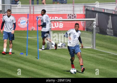 München, Deutschland. Mai 2020. Jerome BOATENG (FC Bayern München) am Ball, Hi: Lars Lukas MAI (FCB), David ALABA (FC Bayern München), Action. FC Bayern München Training in der Coronavirus-Pandemie in kleinen Gruppen. Training in der Saebener Straße. Fußball 1. Bundesliga, Saison 2019/2020, am 6. Mai 2020 Quelle: dpa/Alamy Live News Stockfoto