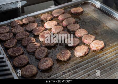 Kofta Fleischbällchen auf dem Grill, ein beliebtes Gericht in der Türkei. Art des Kebab. Traditionelles südeuropäisches Gericht. Vorderansicht. Türkische Fleischbällchen kuru kofte Chefkoch h Stockfoto