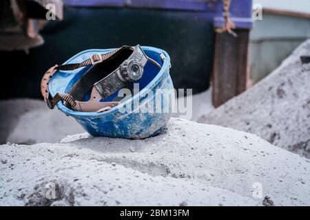 Kumasi,Ghana - 20. April 2020: Menschen, die Bohrlöcher mit Bohrmaschine machen und sich auch müde fühlen Stockfoto