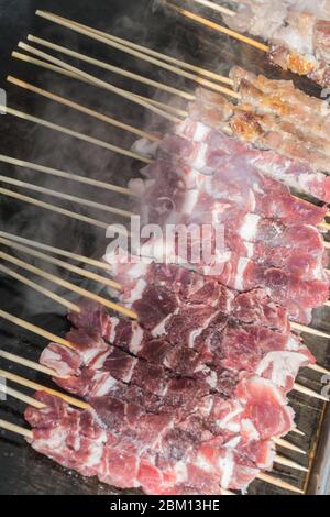 Shish Kebab, eine beliebte Mahlzeit aus geschiedenen und gegrillten Fleischwürfeln. Es ist ähnlich oder gleichbedeutend mit einem Gericht namens shashlik, das in der C gefunden wird Stockfoto