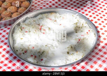 Gullac Blätter süß traditionelle türkische Dessert in einem Tablett während des Food Festival verkauft, Ramadan spezifische Leckerbissen mit Milch, Pistazien, Granatapfel, Co Stockfoto