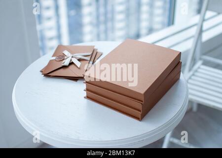 Gutschein, Gutschein oder Rabatt. Nahaufnahme Foto von Bronze Einladungsumschlag mit einem Wachs-Siegel, ein Geschenk-Zertifikat, eine Karte, eine Hochzeit invita Stockfoto